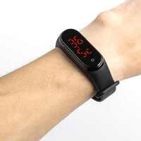 Temperature Measuring Wrist Band with Time Display